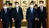 「急ぐ必要はない」…文大統領が新任外交部長官にかけた言葉の真意とは
