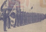 「金九主席を迎えよう」解放直後に上海の飛行場に並んだ光復軍隊員たち
