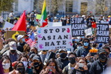 「アジア系へのヘイトを止めよ」米国各地で抗議デモ…俳優のサンドラ・オーも参加