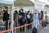 接種数日後に胸痛、頭痛、むくみ…ワクチン「稀な血栓症」疑われる症状
