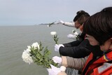 セウォル号惨事から７年、涙の海での船上追悼式「我が子をもう一度だけ抱きしめたい」