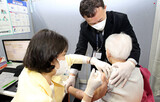 家族は感染、接種済みの７０代のみ陰性…広がる「高齢層防御壁」