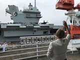 英海軍の空母「クイーン・エリザベス」、釜山寄らず横須賀に入港