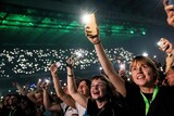 「ウィズコロナ先行国」の英国・イスラエル、新規感染者増えても死者は急減