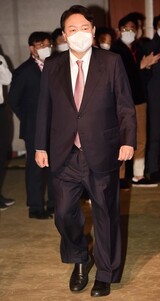 前検察総長から野党第一党の大統領選候補に転身…ユン・ソクヨルはどんな人物か
