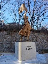 裸足で太極旗を掲げ「大韓独立万歳」…旧西大門刑務所の「柳寛順像」