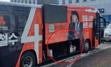 死傷者発生した韓国野党の遊説用のバス２台、同じ会社が改造