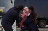 ［ルポ-ウクライナ国境地帯を行く］「夫は祖国に残ってます」…１歳の子と国境越え