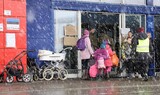 ［ルポ］ウクライナ難民たちの「バスターミナル」になった小都市の大型スーパー