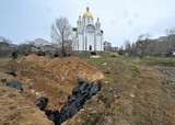 ウクライナ、キーウ周辺で民間人集団埋葬を確認…「ロシアの戦争犯罪」