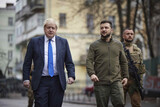 ジョンソン英首相、突如キーウ訪問「装甲車、対艦ミサイル追加支援」