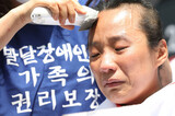 「死にたくならないように…」発達障害児の親５００人、支援システム求め剃髪＝韓国
