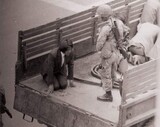 光州５・１８の写真「銃を背負った戒厳軍は自分」…ひざまずかせた市民に謝罪