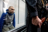 ウクライナ戦争犯罪裁判の初の被告人は、２１歳の丸坊主のロシア人青年