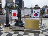 極右団体の「蛮行」…釜山の強制徴用労働者像の隣に突如「日章旗」