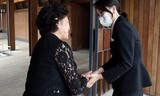 尹大統領夫人、盧武鉉元大統領夫人を訪問…墓前で焼香