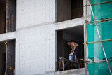 中国、資金不足で建築中断のマンション…「ローン返済拒否」して住む人々