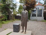 日本式寺院にある「平和の少女像」…「公共の場所へ」、「そのままにしておこう」