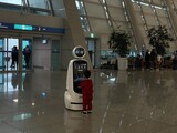 「写真お撮りしましょうか」…空港勤務５年目の「気さくなロボット」がかけた声