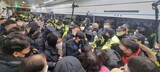 車椅子の障害者たちの乗車を阻止…ソウルの地下鉄駅に警官数百人投入