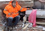 がれきの下敷きになった娘の手を放せない父親…写真記者が伝えたトルコ地震の惨状