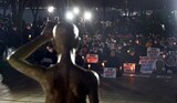 強制徴用労働者像の前でろうそくを灯した夜「屈辱外交やめよ」［フォト］