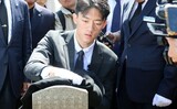 全斗煥の孫、上着脱いで５・１８墓碑をふく…ひざまずき「謝罪」