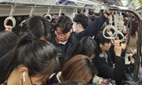 韓国の地下鉄で２人が息できず失神…「圧死の恐怖は日常」