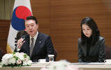 在日韓国人被爆者に会った尹大統領「故国が手を差し伸べられず申し訳ない」