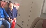 恐怖の着陸中、乗務員の「目配せ」で…乗客が非常口開けた男を取り押さえ＝韓国