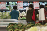 韓国「実質最低賃金」は２年連続で下落…物価高を長時間労働・副業で補う