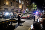 戦車の上で自撮りまで…ロシア群衆の歓呼のなか撤収するプリゴジン氏