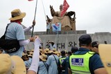 世宗大王銅像に「汚染水反対」の横断幕、民主労総組合員ら逮捕=韓国