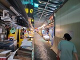 韓国の水産物市場「もう商売あがったり…朝６時でもお客さんが来ていたのに」