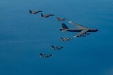 「日の丸戦闘機」と史上初の編隊飛行…朝鮮半島介入の懸念高まる