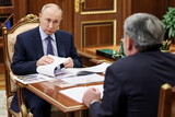 「プーチン大統領、心停止で心肺蘇生」の噂流出に…ロシア、会議中の写真を公開