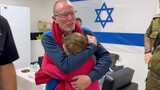 「娘は苦しまずに死ねて幸い」と泣いたイスラエルの父親、ハマスの人質解放で娘と再会