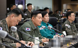 上座に座った韓国国防相、隅に座ったオバマ大統領