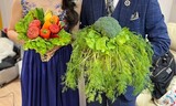 花の代わりに野菜のブーケ…ゴミ捨て場ウェディング撮影カップルのエコ結婚
