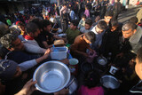 食料の配給を待つ住民に「ヘリ射撃」…ガザ地区で２８０人が死傷