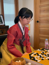 韓服着た仲邑菫三段、韓国棋院移籍後初勝利で喜び