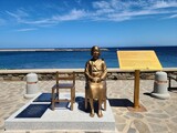 日本政府の妨害作戦を乗り越え、イタリアで「初の平和の少女像」除幕式