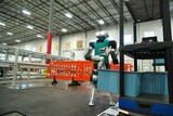 二足歩行のヒューマノイドロボット労働者の「初仕事」…物流倉庫で箱運搬
