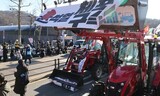 ２８時間かけて市民が突破した警察の車壁…トラクターデモ隊、大統領官邸へ＝韓国