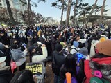 弾劾を叫ぶと「中国人」…民主主義の危機を実感した韓国の若者たち