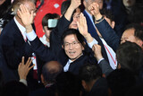 キム・ムンス前雇用労働相、「尹弾劾反対」の党員支持結集で与党大統領選候補に選出