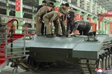 金正恩委員長が戦車の上で跪き強調した「装甲武力革命」は成功するだろうか