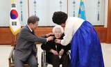 文在寅元大統領、日本軍「慰安婦」被害者のイ・オクソンさんを追悼