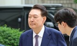 かたくなだった尹前大統領「出頭要求に応じる」…逮捕状による圧迫通じたか