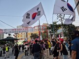 ソウル大林洞に押しかけた極右団体…中国系住民・移住民「人種差別やめろ」呼びかけ